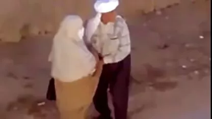 ओल्ड एंड यंग - नानी को धूम्रपान करते हुए किसी ने भी देखा और सहलाया सेक्सी इंग्लिश मूवी वीडियो